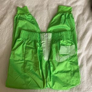 💙 Bundle 6 items for 20% off - Nike NSW Woven Pants